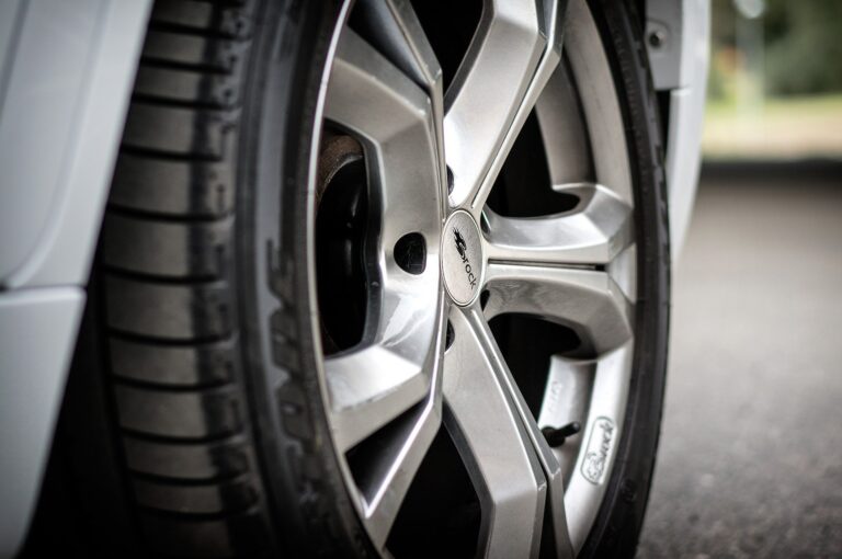 Posso colocar pneus mais largos e mais baixos no carro?